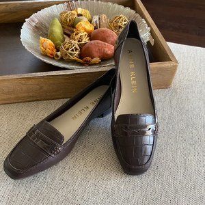 Womens Never Worn Before Dress Loafers. Size 8. Color: Dark Brown